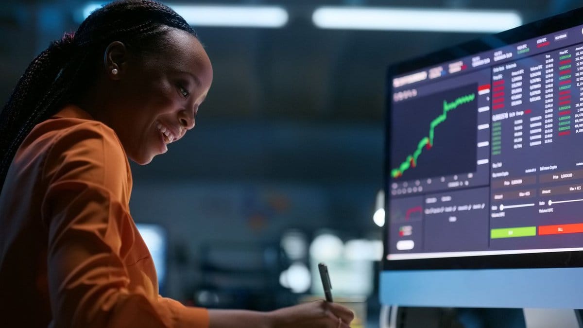 Financial analyst reviewing market data and charts on screen – PCE inflation and Fed policy analysis