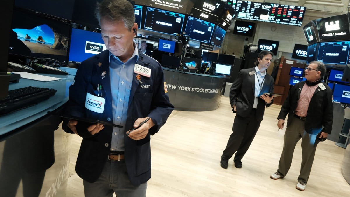NYSE traders on the New York Stock Exchange trading floor monitoring market volatility amid geopolitical tensions