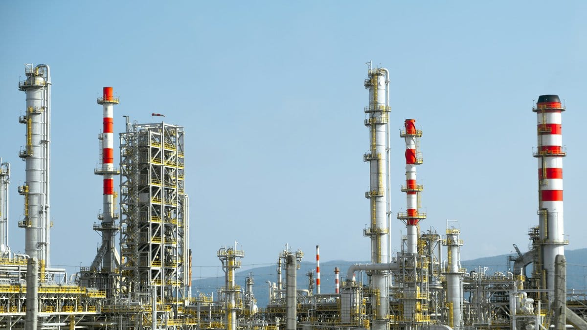 Oil refinery infrastructure illustrating energy supply and inflation risks in global markets