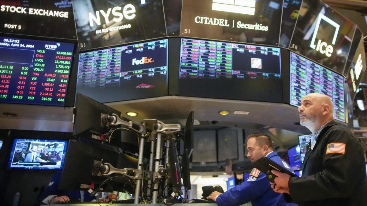 Traders on the NYSE trading floor monitoring market data amid economic uncertainty