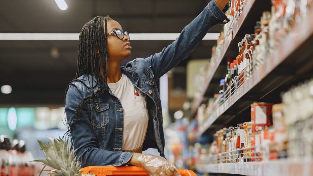 Consumer shopping in a grocery store aisle ahead of major retailer earnings