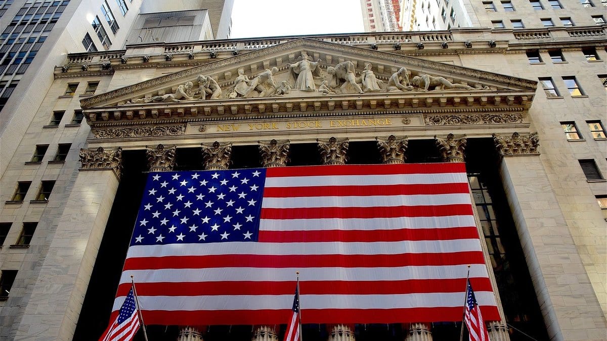 Exterior of the New York Stock Exchange in Manhattan with an American flag