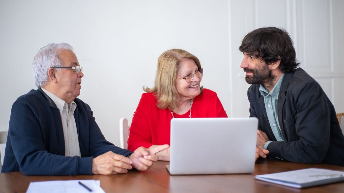 Financial advisor discussing retirement planning with an older couple