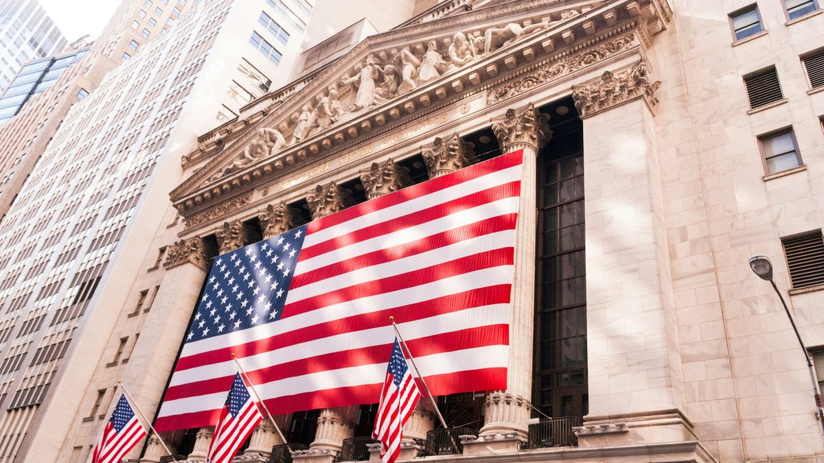 New York Stock Exchange facade with American flags for the week of October 19, 2026 market preview