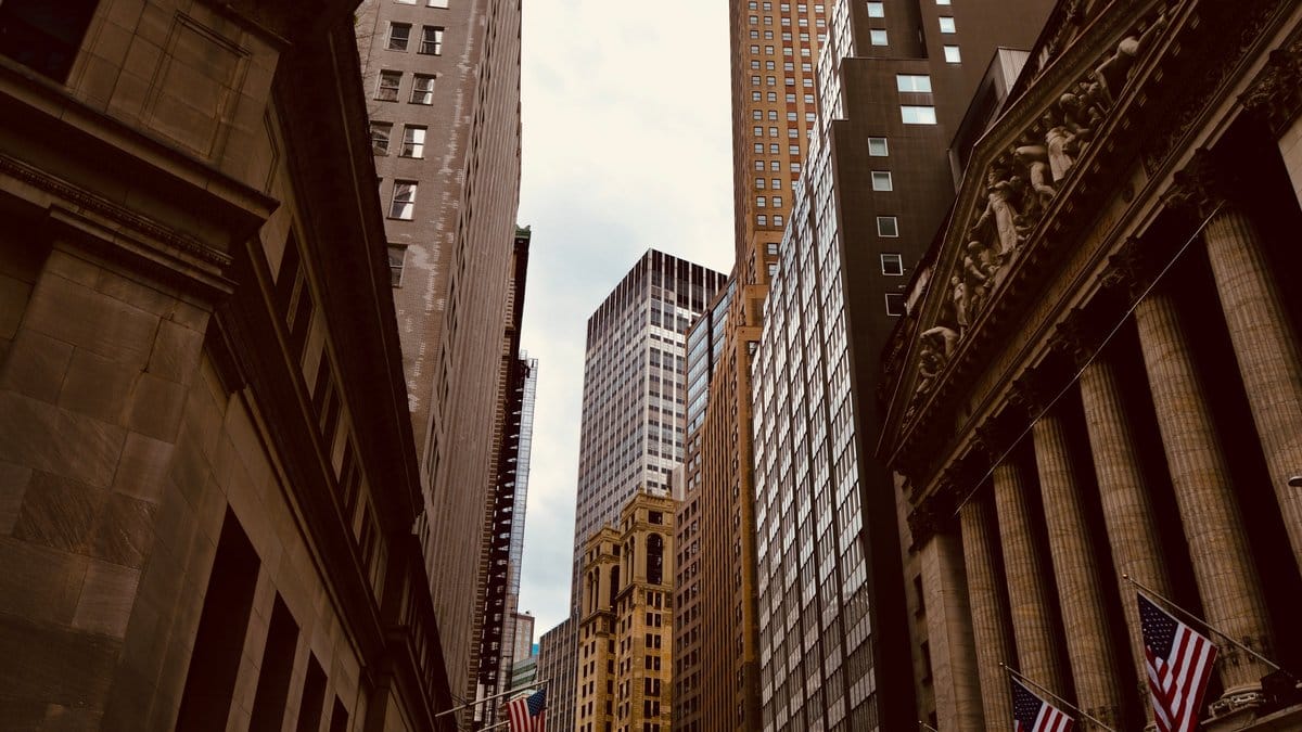Wall Street financial district architecture illustrating market sentiment, Treasury yields, and the U.S. economic outlook